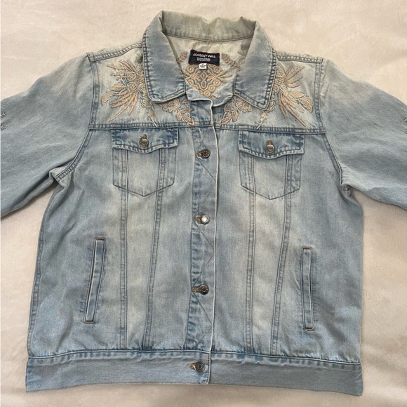 Johnny Was Workshop Embroidered Light Wash Denim Jean Jacket - Picture 2 of 13